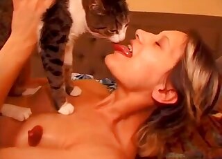 Kittne pleases solo woman when she masturbates her pussy on cam