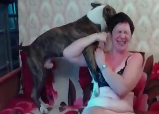 Lonely mature bitch gives her pussy to her horny dog as a treat